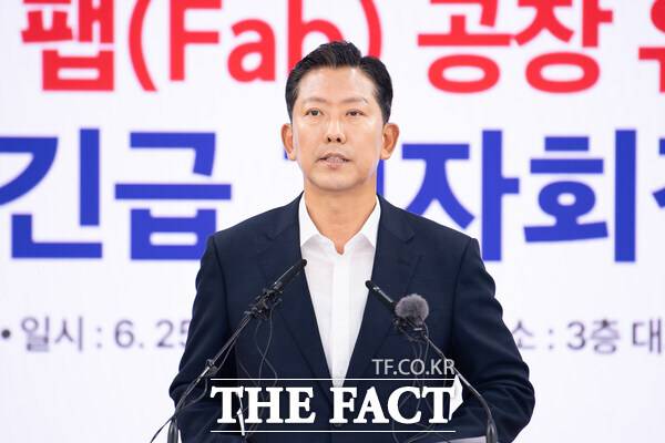 김장호 구미시장은 25일 긴급 기자회견을 열고 제5국가산업단지 2단계 82만 평을 반도체 팹(Fab) 부지로 활용할 경우 평당 1000원 수준에 제공하겠다는 초대형 인센티브를 발표했다. /구미시
