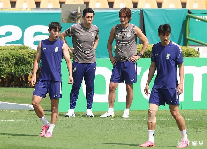 홍명보 한국 축구 대표팀 감독(왼쪽에서 세 번째)이 24일 멕시코 산니콜라스의 에스타디오 우니베르시타리오에서 선수들이 훈련하는 모습을 지켜보고 있다. 한국이 25일 열리는 남아프리카공화국과의 2026 북중미 월드컵 조별리그 A조 최종 3차전에서 승리하면 홍 감독은 한국인 사령탑 최초로 월드컵 본선에서 2승을 거두게 된다.
산니콜라스=박형기 기자 oneshot@donga.com