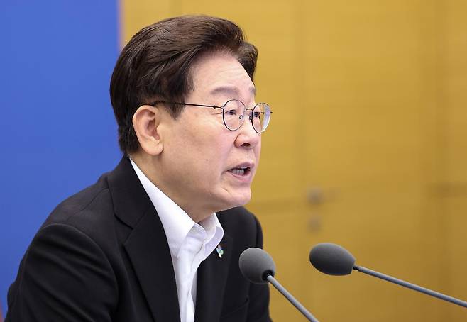 이재명 대통령이 25일 청와대에서 열린 수석보좌관회의에서 발언하고 있다. 뉴스1