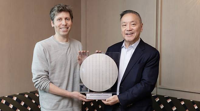 샘 올트먼 오픈AI 최고경영자(CEO, 왼쪽)와 혹 탄 브로드컴 CEO가 24일 신규 AI반도체 '할라페뇨' 시제품 웨이퍼를 손에 들고 소개하고 있다. 사진=오픈AI
