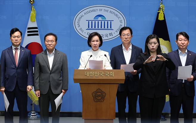 이인선 의원을 비롯한 국민의힘 대구·경북 의원들이 25일 국회 소통관에서 광주·전남권 제2국가 반도체 클러스터 조성 계획과 관련한 기자회견을 하고 있다. 연합뉴스