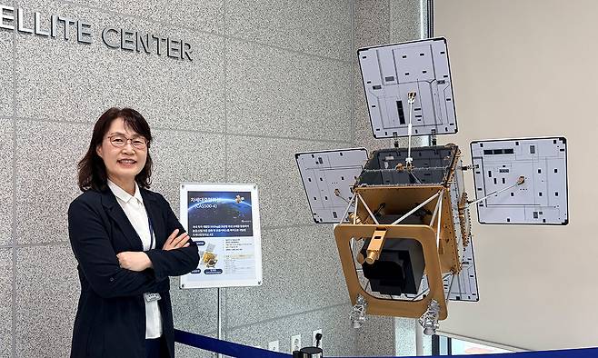 홍석영 농업위성센터장은 ‘차세대중형위성 4호’(농림위성)의 5분의 1 크기인 모형 앞에서 “농림위성은 일반 가시광(청·녹·적색) 외에 적색경계·근적외선 밴드를 탑재한 것이 큰 차별점”이라며 “작물의 광합성 상태와 생육 활력을 민감하게 반영할 수 있어 작물 생육 진단, 병해충 이상 탐지, 재배면적 분류, 수량 예측 등에 매우 효과적”이라고 설명했다. 농업위성센터 제공