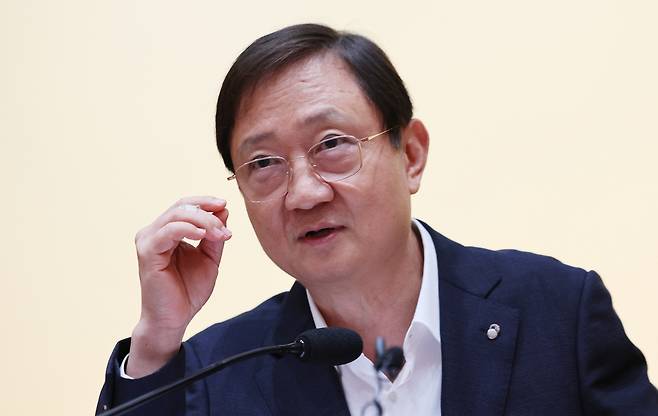 이찬진 금융감독원장이 지난 22일 서울 여의도 금감원 본원에서 열린 출입기자단 간담회에서 발언하고 있다. 이 원장은 이 자리에서 지난해 말 도입한 삼성전자·SK하이닉스 단일 종목 레버리지(차입) 상장지수펀드(ETF)에 환율 방어 효과는 없고 부작용만 크게 나타나고 있다며 “어떻게든 그때 드러누워서 막았어야 했나 개인적으로 반성하고 있고 후회를 많이 하고 있다”고 토로했다. 연합뉴스
