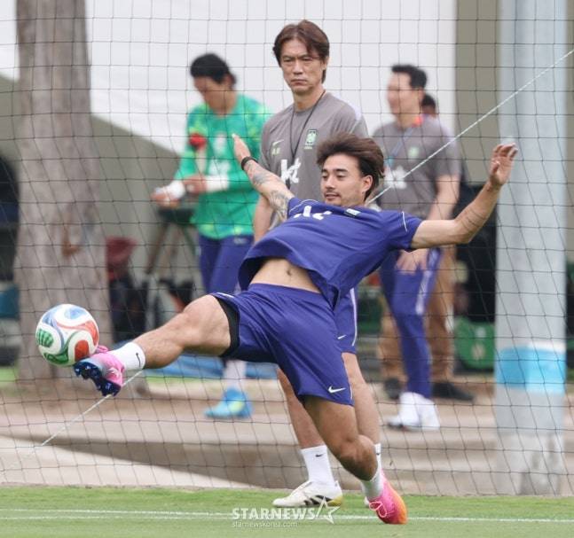 대한민국 축구 국가대표팀이 2026 북중미월드컵을 앞두고 8일 멕시코 과달라하라 치바스 베르데 바예에서 훈련을 진행했다. 옌스가 홍명보 감독이 지켜보는 가운데 패싱 훈련을 하고 있다. /사진=김진경 대기자.