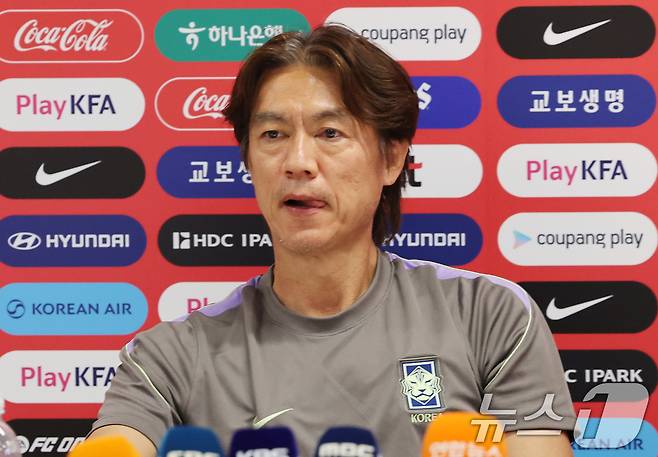 홍명보 대한민국 축구국가대표팀 감독이 25일(현지시간) 멕시코 과달라하라 인근 대한민국 축구대표팀의 베이스캠프 훈련장인 사포판 치바스 바예 베르데에서 훈련에 앞서 인터뷰를 하고 있다. 2026.6.26 ⓒ 뉴스1 임세영 기자