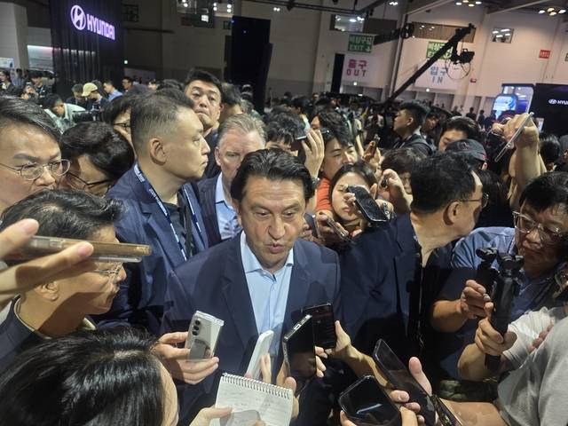 호세 무뇨스 현대차 대표이사 사장이 26일 부산 벡스코에서 열린 ‘2026 부산모빌리티쇼’ 현대차관에서 취재진의 질문에 답하고 있다. 임주희 기자