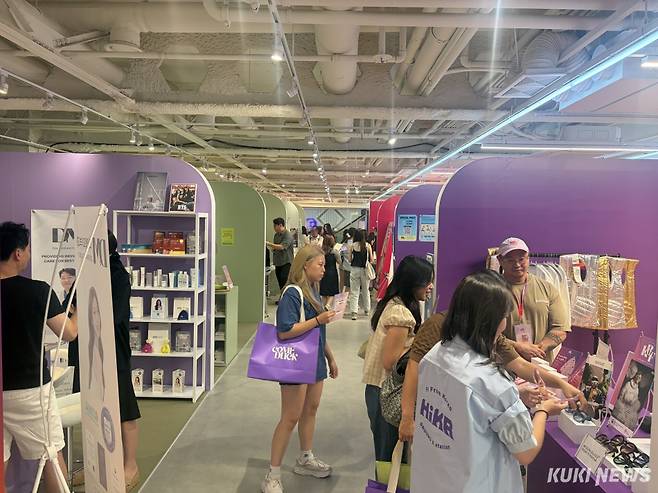 관광객들이 코리아뷰티페스티벌 팝업존에서 다양한 뷰티 체험 부스를 둘러보고 있다. 심하연 기자