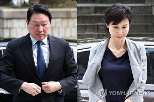 최태원 회장·노소영 관장, 재산분할 2차 변론 출석 (서울=연합뉴스) 김인철 기자 = 최태원 SK그룹 회장(왼쪽)과 노소영 아트센터 나비 관장이 26일 서울 서초구 서울중앙지방법원에서 열린 재산 분할 파기환송심 2차 변론기일에 출석하기 위해 법정으로 향하고 있다. 2026.6.26 yatoya@yna.co.kr