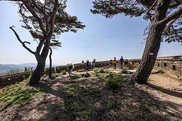 서문전망대. 하늘만 보이던 풍경은 여장에 다가갈수록 땅으로 확장된다.
