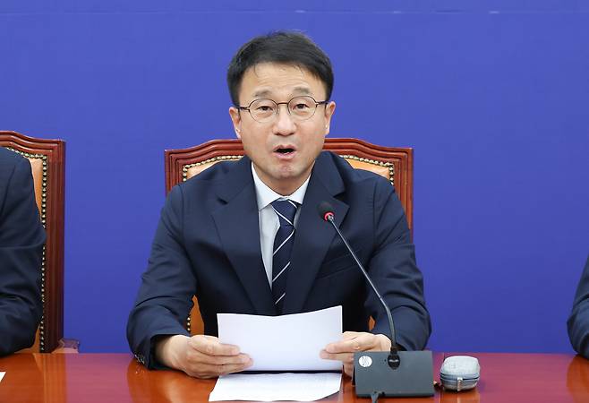 한병도 더불어민주당 대표 권한대행 겸 원내대표가 25일 서울 여의도 국회에서 열린 정책조정회의에서 모두발언을 하고 있다. 뉴시스
