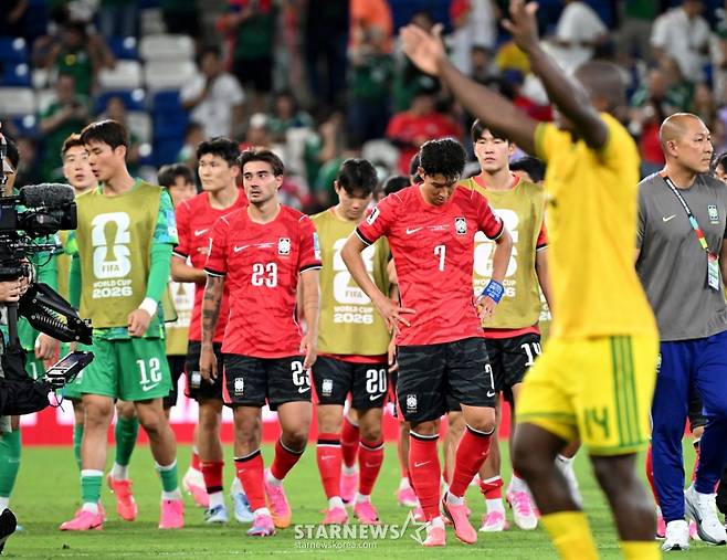 2026 북중미월드컵 A조 3차예선 대한민국 대 남아공 경기가 25일(한국시간) 멕시코 몬테레이 에스타디오 BBVA에서 열렸다. 후반전 선제골을 허용하며 남아공에 0-1로 패해 조3위에 머문 대표팀, 손흥민, 옌스 등 대표팀 선수들이 아쉬운 표정으로 경기를 마무리하고 있다. 2026.06.24. /사진=김진경 kim.jinkyung@