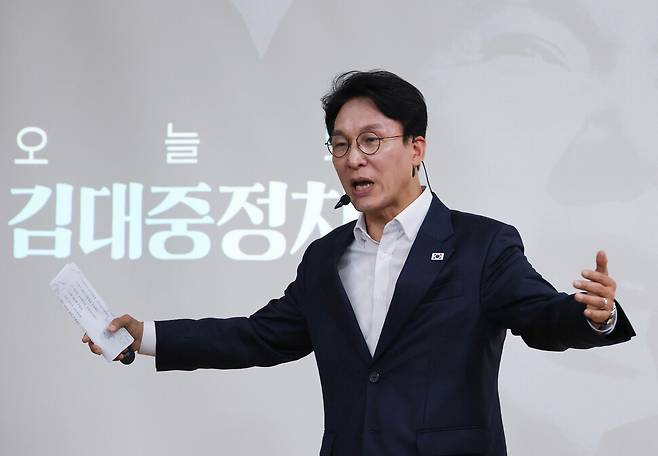 김민석 국무총리가 26일 광주광역시 김대중컨벤션센터에서 김대중정치학교 주최로 열린 ‘청년리더십학교 워크숍’에서 ‘청년 정치인을 위한 DJ 정치론’을 주제로 특강하고 있다. 연합뉴스