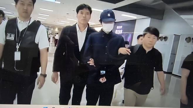 ▲ 일본으로 도피했던 마나토끼 운영자가 국제공조 수사로 경북경찰에 의해 송환되는 장면, 경북경찰청 제공