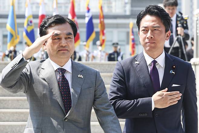 안규백 국방부 장관과 고이즈미 신지로 일본 방위상이 28일 서울 용산구 국방부 연병장에서 열린 의장행사를 마친 뒤 회담을 위해 이동하고 있다./연합뉴스