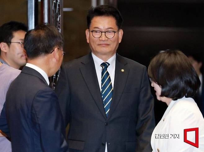 송영길 더불어민주당 의원이 지난 11일 국회에서 열린 의원총회에 참석하고 있다. 김현민 기자