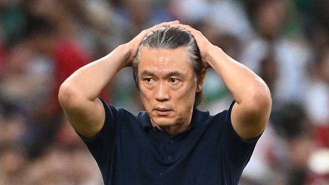 지난 25일(한국 시각) 멕시코 몬테레이 인근 과달루페의 몬테레이 스타디움에서 열린 2026 북중미 월드컵 대한민국과 남아공의 조별리그 마지막 경기에서 남아공에 패하자 머리를 감싸쥐는 홍명보 감독의 모습./허상욱 스포츠조선 기자