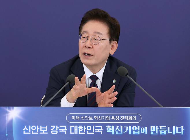 이재명 대통령이 26일 청와대에서 열린 미래 신안보 혁신기업 육성 전략회의에서 발언을 하고 있다. 청와대사진기자단