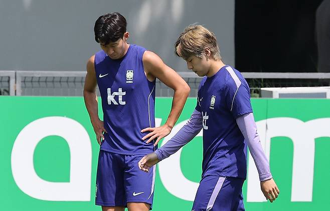 (과달라하라(멕시코)=뉴스1) 임세영 기자 = 대한민국 축구국가대표팀 손흥민과 이강인이 27일(현지시간) 멕시코 과달라하라 인근 대한민국 축구대표팀의 베이스캠프 훈련장인 치바스 바예 베르데에서 훈련을 하고 있다. 이날 미국 애틀랜타 스타디움에서 열린 2026 FIFA 월드컵 K조 콩고 민주공화국과 우즈베키스탄의 경기에서 콩고 민주공화국이 우즈베키스탄을 3대 1로 이겼다. 한국 축구대표팀의 2026 국제축구연맹(FIFA) 북중미 월드컵 32강 진출이 끝내 무산됐다. 48개국이 출전한 이번 대회는 각 조 1·2위 24개 팀과 조 3위 12개 팀 가운데 상위 8개 팀이 32강 토너먼트에 진출한다. 한국은 조 3위 팀 간 순위 경쟁에서 8위 밖으로 밀리며 탈락이 확정됐다. 2026.6.28/뉴스1