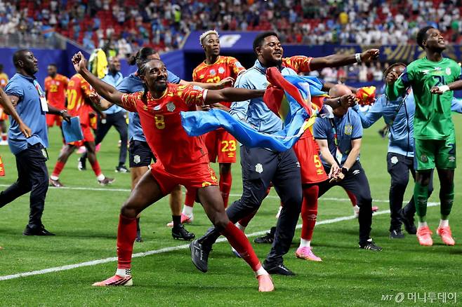 27일(현지시간) 미국 애틀랜타 스타디움에서 열린 2026 FIFA 월드컵 K조 콩고 민주공화국과 우즈베키스탄의 경기에서 콩고 민주공화국이 우즈베키스탄을 3대 1로 승리하며 기뻐하고 있다. 한국 축구대표팀의 2026 국제축구연맹(FIFA) 북중미 월드컵 32강 진출이 끝내 무산됐다. 48개국이 출전한 이번 대회는 각 조 1·2위 24개 팀과 조 3위 12개 팀 가운데 상위 8개 팀이 32강 토너먼트에 진출한다. 한국은 조 3위 팀 간 순위 경쟁에서 8위 밖으로 밀리며 탈락이 확정됐다. /AFPBBNews=뉴스1