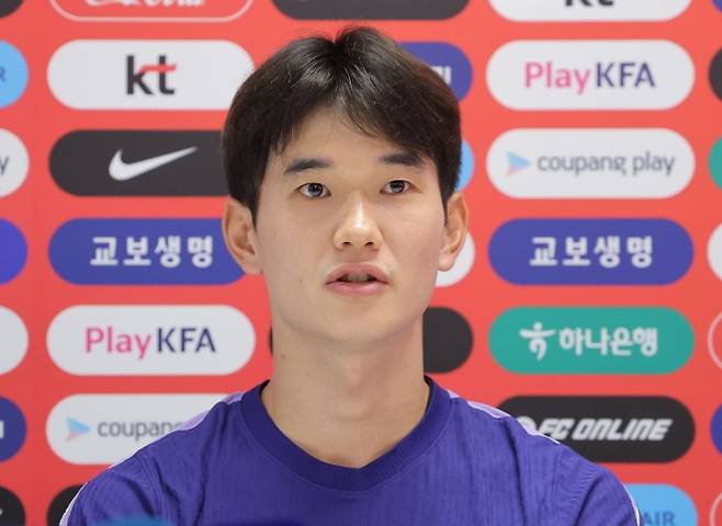 취재진 질문 답하는 김진규 - 한국 축구 국가대표팀 김진규가 27일(현지시간) 멕시코 과달라하라 인근 사포판의 치바스 바예 베르데에서 훈련에 앞서 취재진 질문에 답변하고 있다. 2026.6.28 사포판 연합뉴스