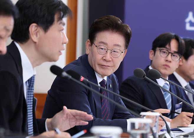 이재명 대통령이 26일 청와대에서 열린 ‘미래신안보 혁신기업 육성전략’ 회의에서 참석자 발언을 듣고 있다. 연합뉴스