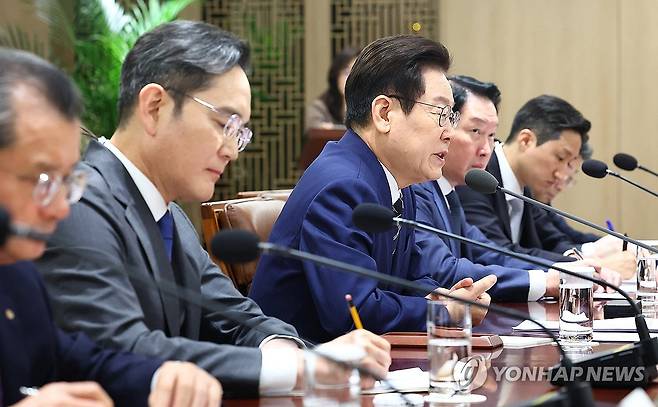이재명 대통령, 한미 관세협상 후속 민관 합동회의 주재 (서울=연합뉴스) 김도훈 기자 = 이재명 대통령이 16일 용산 대통령실에서 열린 한미 관세협상 후속 민관 합동회의에서 발언하고 있다.
왼쪽부터 여승주 한화그룹 부회장, 이재용 삼성전자 회장, 이재명 대통령, 최태원 SK그룹 회장, 정기선 HD현대 회장, 하준경 경제성장수석. 2025.11.16 superdoo82@yna.co.kr