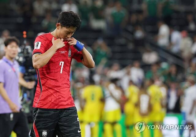 ◇한국 축구 국가대표팀 주장 손흥민이 24일(현지시간) 멕시코 몬테레이 스타디움에서 열린 2026 북중미 월드컵 A조 3차전 남아프리카공화국과의 경기에서 0대1로 패배한 뒤 아쉬운 듯 유니폼으로 얼굴을 가리고 있다. 2026.6.25 몬테레이=연합뉴스