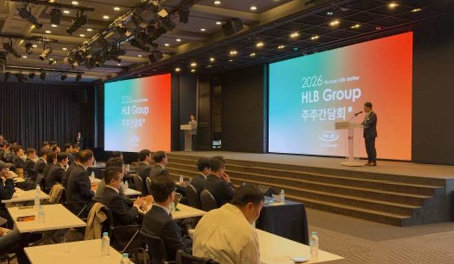 지난 4월 9일 서울 여의도 중소기업중앙회 KBIZ홀에서 열린 '2026 HLB 통합 주주 간담회'에서 진양곤 HLB그룹 의장과 10개 상장사 대표들이 주주질의에 답변하고 있다. (HLB그룹 제공)