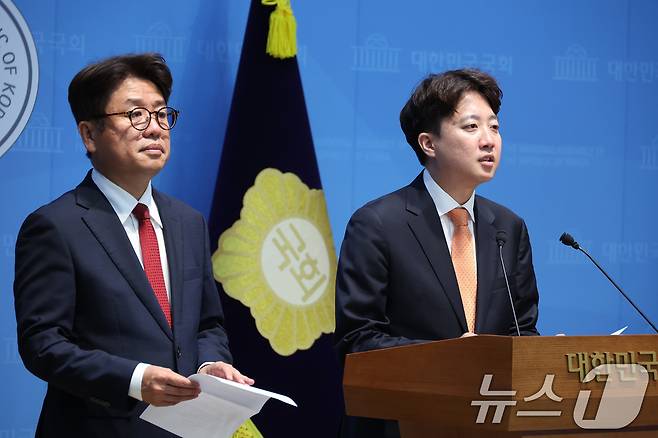 이준석 개혁신당 대표와 유의동 국민의힘 의원이 29일 서울 여의도 국회 소통관에서 정부의 대규모 호남 반도체 투자 계획과 관련해 기자회견을 하고 있다. 2026.6.29 ⓒ 뉴스1 신웅수 기자