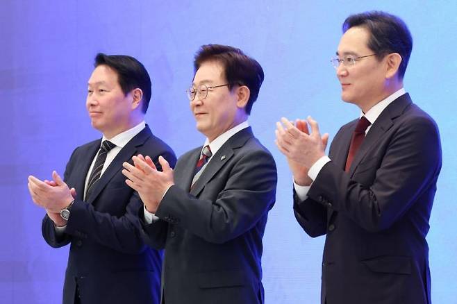 이재명 대통령과 이재용 삼성전자 회장, 최태원 SK그룹 회장이 29일 청와대에서 열린 3대 메가프로젝트 국민보고회에서 기업 투자 발표 후 박수를 치고 있다. 2026.6.29 연합뉴스