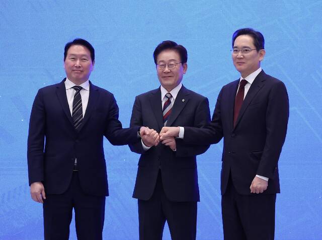 이재명 대통령과 이재용 삼성전자 회장, 최태원 에스케이그룹 회장이 29일 청와대에서 열린 ‘대한민국 대도약 3대 메가프로젝트 국민보고회’에서 손을 맞잡고 있다. 박종식 기자 anaki@hani.co.kr