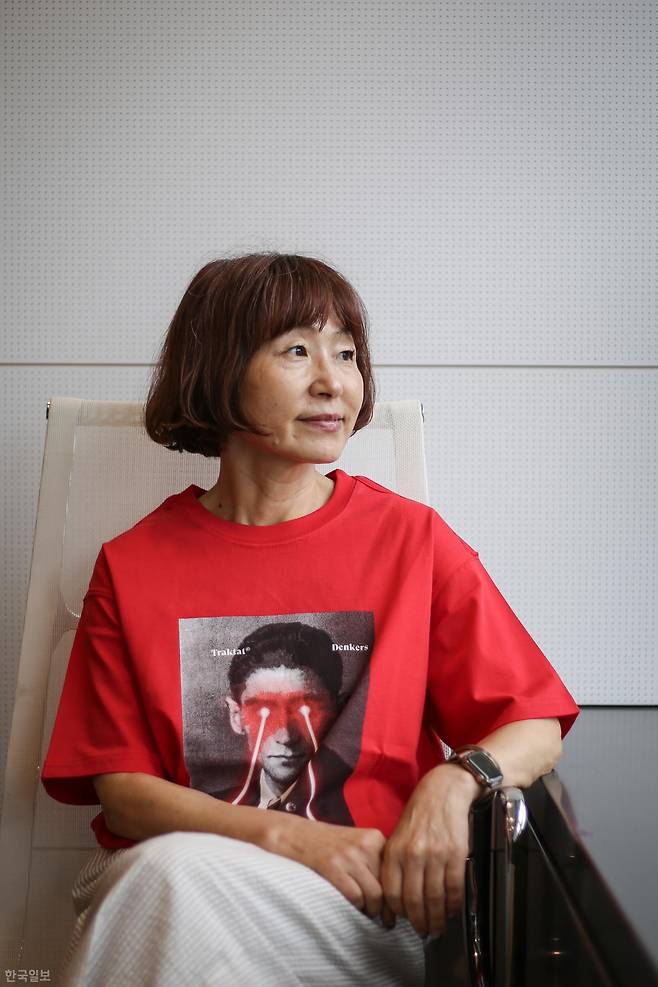 '시간의 감촉'을 출간한 은희경 작가가 25일 서울 중구 한국일보 본사에서 인터뷰 전 포즈를 취하고 있다. 오스트리아-헝가리 제국(현 체코)의 소설가 프란츠 카프카가 그려진 티셔츠를 입었다. 정다빈 기자