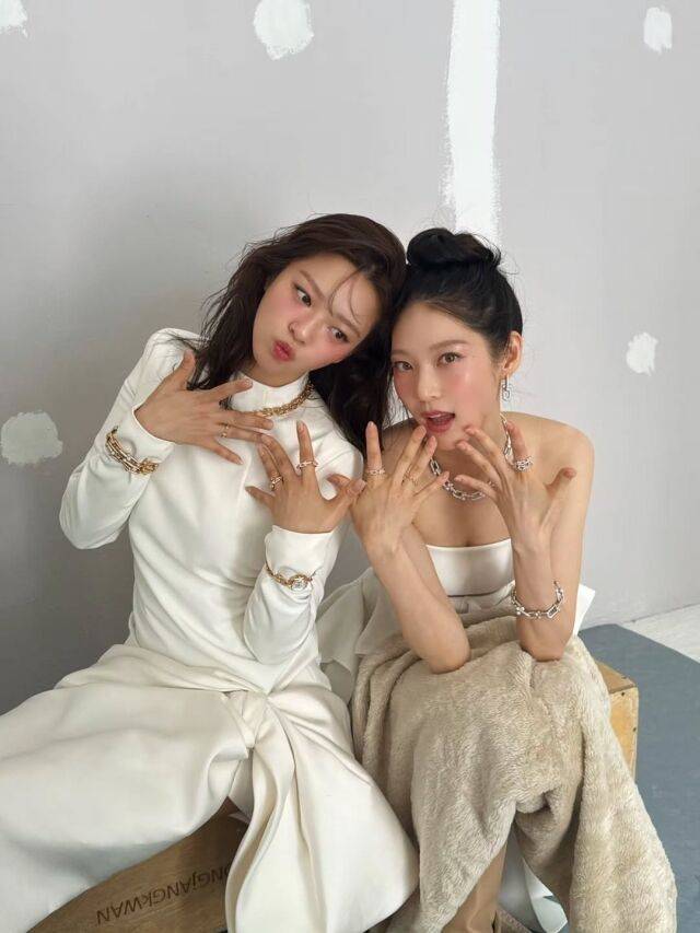 정연이 친언니인 배우 공승연과 함께한 화보 촬영 현장 비하인드를 공개하며 남다른 자매 케미를 자랑했다. / 정연 SNS