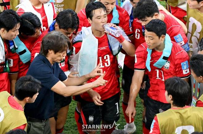 2026 북중미월드컵 A조 3차예선 대한민국 대 남아공 경기가 25일(한국시간) 멕시코 몬테레이 에스타디오 BBVA에서 열렸다.선수들 독려하는 홍명보 감독. /사진=김진경 대기자