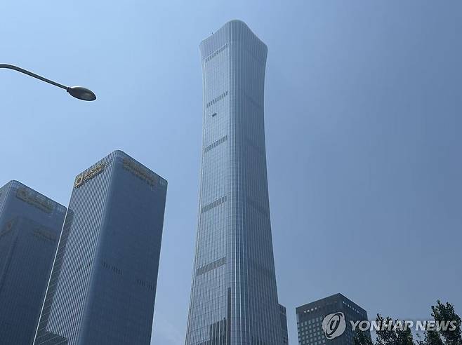 경비행기 충돌 중국 베이징 초고층 빌딩 (베이징=연합뉴스) 한종구 특파원 = 28일 낮 중국 베이징 중심업무지구(CBD)의 초고층 빌딩 시틱타워(중국명 중신빌딩) 외벽에 경비행기 충돌로 생긴 흔적이 남아 있다. 2026.6.28. jkhan@yna.co.kr