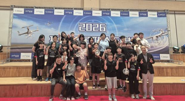 '2026 포항 드론 페스티벌' 드론대회에서 대상을 수상한 포항 신광초등학교 드론축구 동아리 '비학'팀 학생들과 관계자들이 기념촬영을 하고 있다. 포항교육지원청 제공