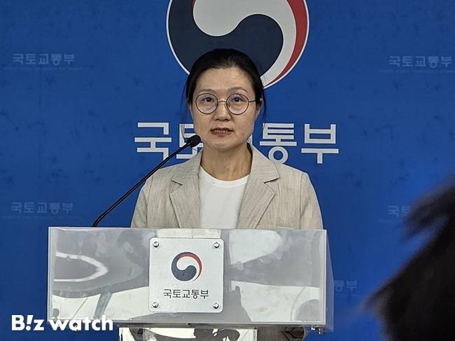 이유리 국토교통부 주택정책과장이 30일 정부세종청사 국토교통부 기자실에서 투기과열지구 및 조정대상지역, 토지거래허가구역의 추가 지정 계획을 설명하고 있다./사진=김동훈 기자