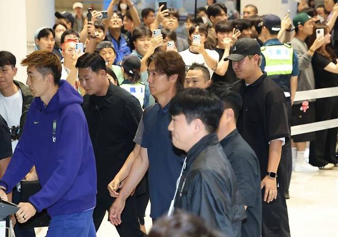 2026 북중미 월드컵 32강 진출에 실패해 한국 축구 국가대표팀에서 사퇴한 홍명보 전 감독이 30일 인천국제공항 제2여객터미널을 통해 입국하고 있다. 연합뉴스