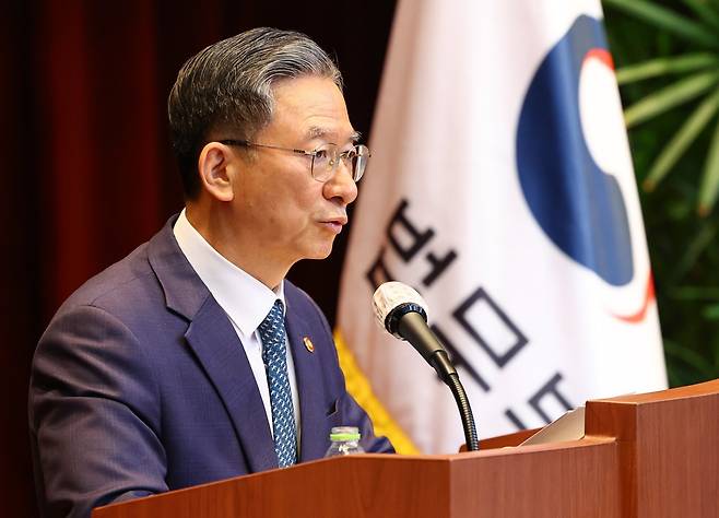 정성호 법무부 장관이 7일 오전 경기 과천시 정부과천청사 대강당에서 열린 신임 검사 임관식에서 당부말을 하고 있다. 2026.05.07. 과천=뉴시스