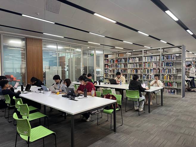 5월 중국 광둥성 선전시의 남방과기대 도서관에서 학생들이 공부를 하고 있다. 선전=이혜미 특파원