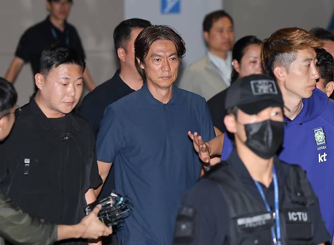 2026 북중미 월드컵 32강 진출에 실패한 한국 축구 대표팀 선수들과 홍명보(가운데) 감독이 30일 인천국제공항 2터미널을 통해 입국하고 있다. 강예진 기자