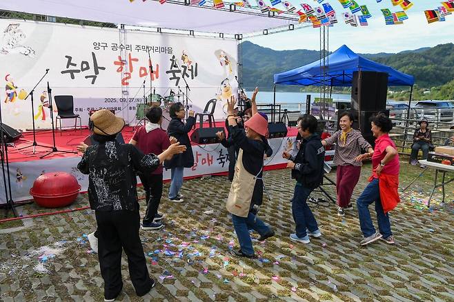 주막할매 축제에서 주민과 방문객들이 공연을 즐기며 화합의 시간을 보내고 있다.