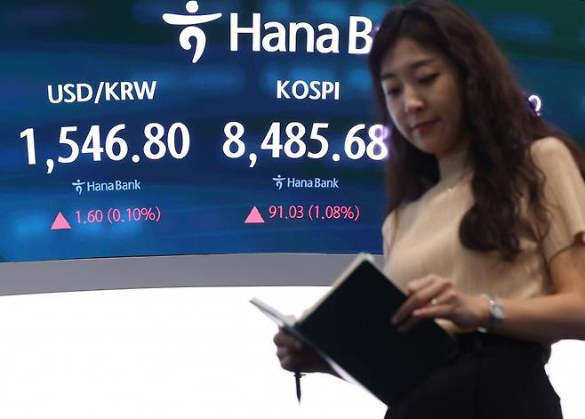 30일 서울 중구 하나은행 딜링룸 현황판에 코스피가 표시되고 있다. 이날 코스피는 전장보다 22.05포인트(0.26%) 오른 8,416.70으로, 코스닥지수는 4.64포인트(0.50%) 오른 925.21로 개장했다. 2026.6.30 / 사진=연합뉴스