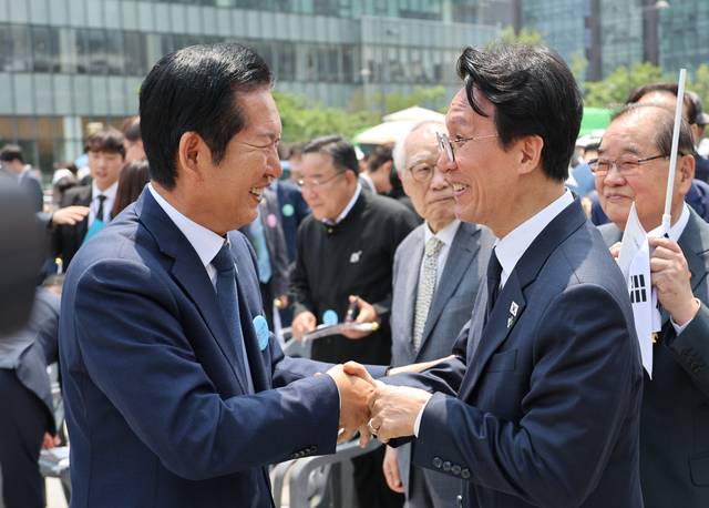 김민석 국무총리와 더불어민주당 정청래 대표가 10일 오전 서울 종로구 광화문광장에서 열린 제100주년 6ㆍ10 만세운동 기념식이 끝난 뒤 대화하고 있다. 연합뉴스
