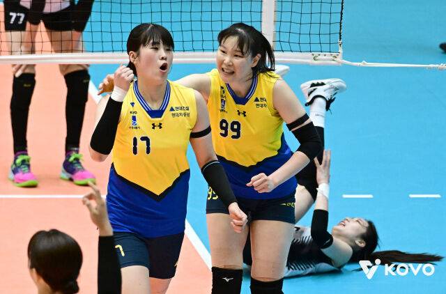 현대건설 김수현과 구솔이 16일 단양국민체육센터에서 열린 2026 한국실업배구연맹&프로배구 퓨처스 챔프전 단양대회 결승전에서 포효하고 있다./KOVO 제공