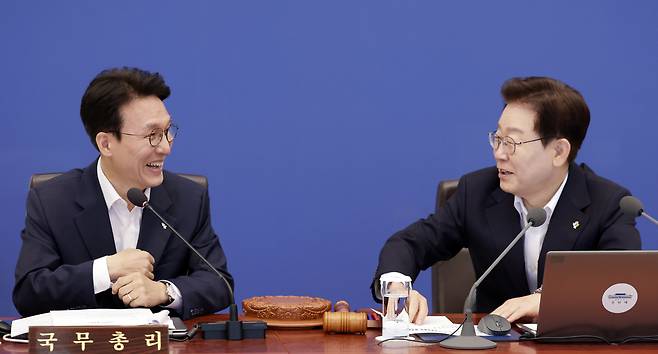 이재명 대통령이 30일 청와대에서 열린 국무회의 겸 비상경제점검회의에서 김민석 총리와 대화하고 있다. 연합뉴스