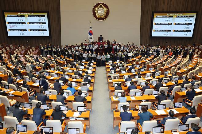 국민의힘 의원들이 30일 국회 후반기 원 구성을 위해 열린 본회의장에서 상임위원장 선거 중단을 요구하며 규탄 시위를 벌이고 있다. 연합뉴스
