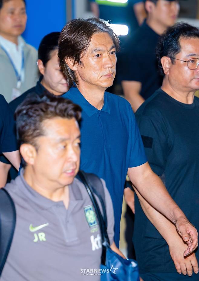 2026 FIFA 북중미월드컵 조별예선에서 탈락하며 불명예 퇴진한 축구대표팀 홍명보 전 감독이 조현우, 이강인, 김민재 등 선수들과 함께 30일 오전 인천공항 제2청사를 통해 귀국하고 있다. 홍감독은 미디어접촉없이 아무런 얘기도 남기지않고 청사를 빠져나가고 있다. 2026.06.30. 박항서 지원단장이 카트를 밀며 앞장서고 있다. 마지막으로 이강인이 청사를 나서고 있다. /사진=강영조 cameratalks@