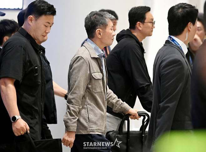 북중미월드컵 조별예선 탈락한 축구대표팀 홍명보 전 감독이 전격 사퇴한 후 선수단과 함께 귀국한 가운데 정몽규 KFA회장도 30일 오전 인천공항 제2청사를 빠져나가고 있다. 2026.06.30. 북중미월드컵 조별예선 탈락한 축구대표팀 홍명보 전 감독이 전격 사퇴한 후 선수단과 함께 귀국한 가운데 정몽규 KFA회장도 30일 오전 인천공항 제2청사를 빠져나가고 있다. 2026.06.30. /사진=강영조 cameratalks@