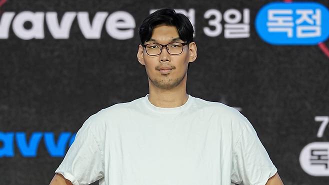 전 농구선수 하승진이 '피의 게임X' 온라인 제작발표회 현장에 참석한 모습이다. / 사진 제공=웨이브